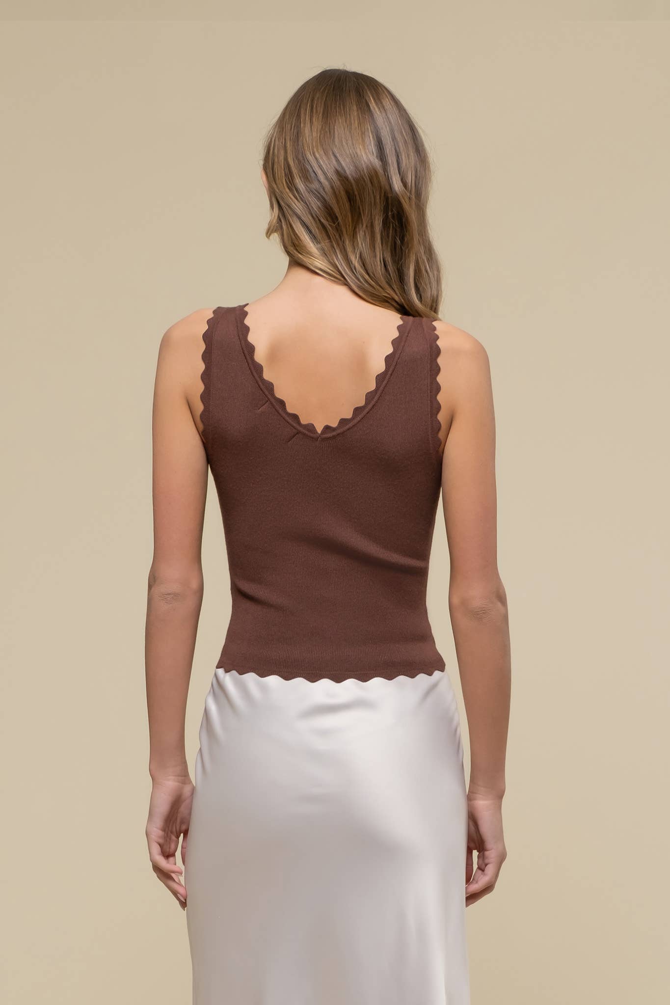 SCALLOP EDGE SLEEVELESS SWEATER KNIT CROP TOP: BROWN