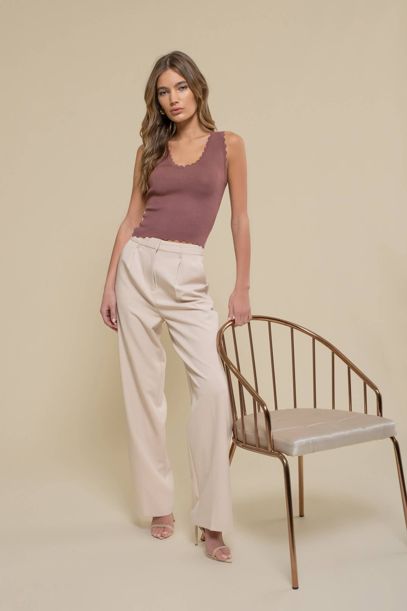 SCALLOP EDGE SLEEVELESS SWEATER KNIT CROP TOP: BROWN
