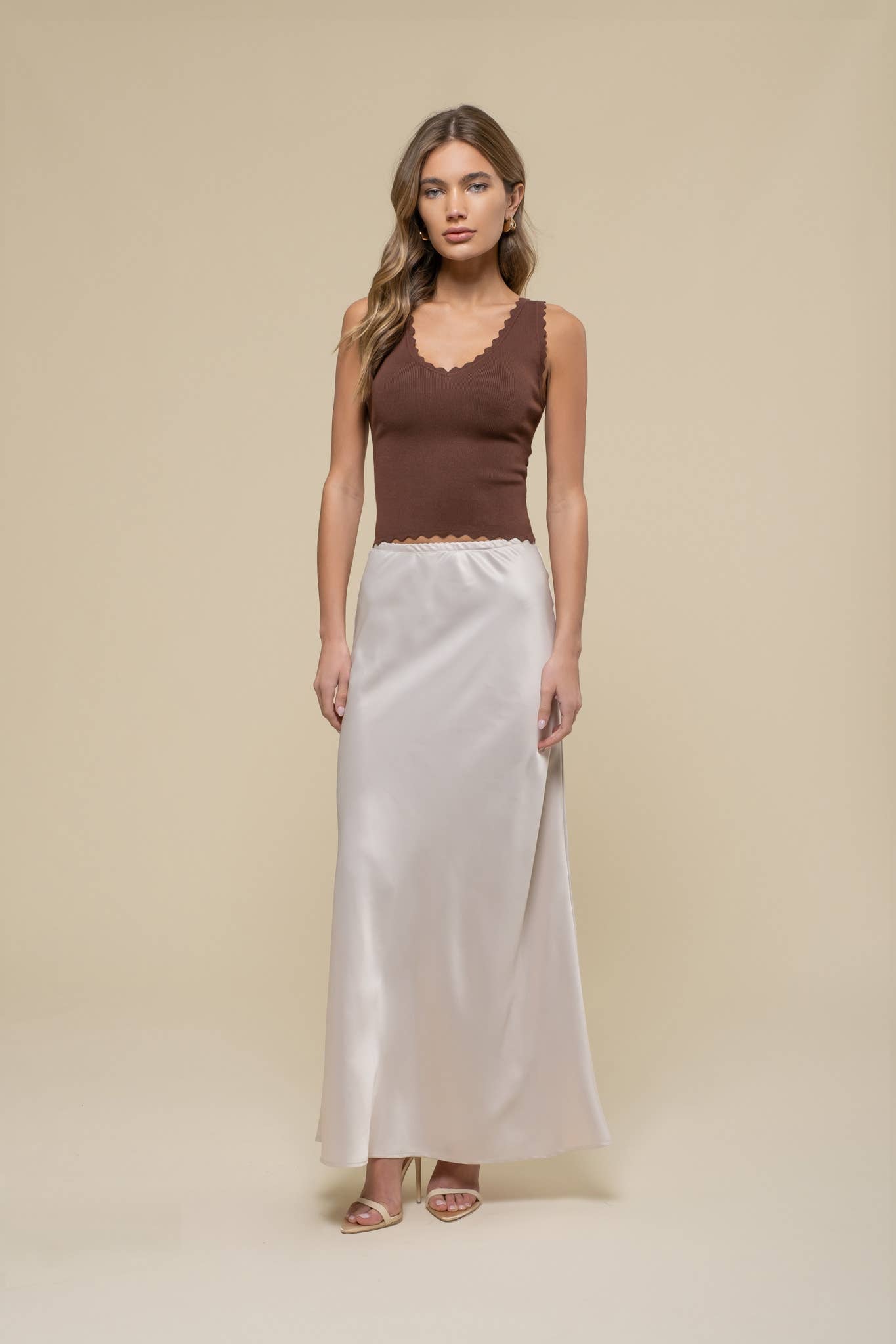 SCALLOP EDGE SLEEVELESS SWEATER KNIT CROP TOP: BROWN