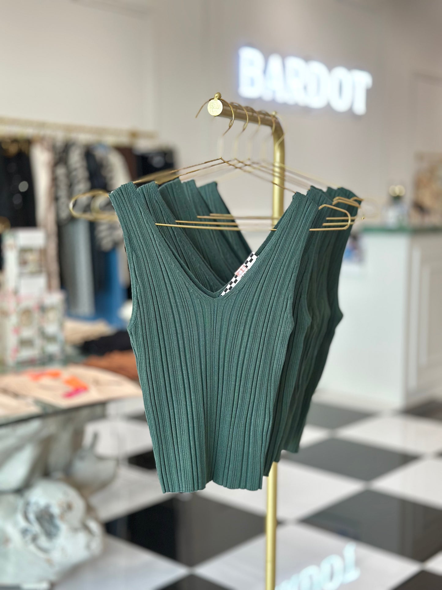 GRACE GREEN V NECK
