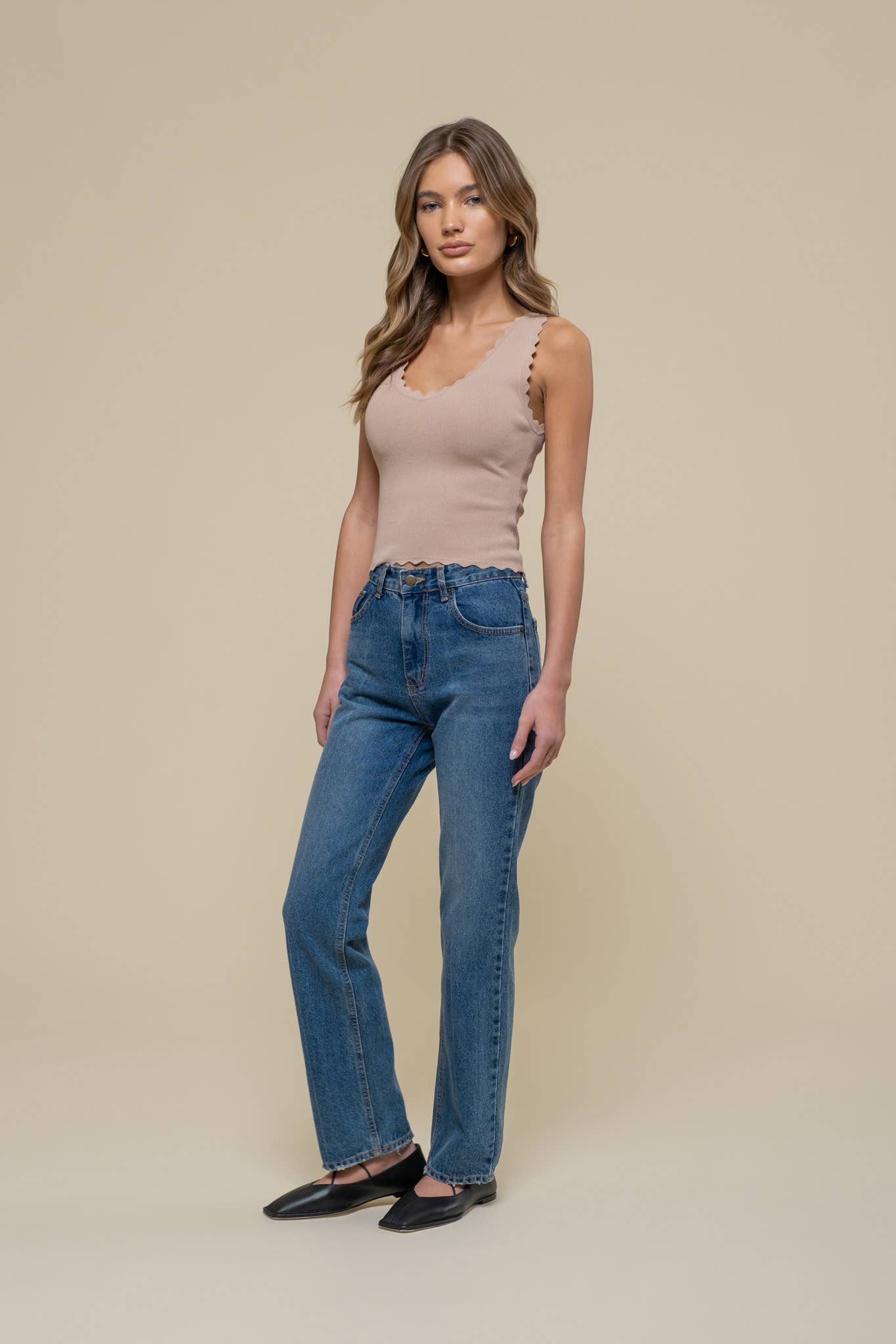 SCALLOP EDGE SLEEVELESS SWEATER KNIT CROP TOP: BROWN