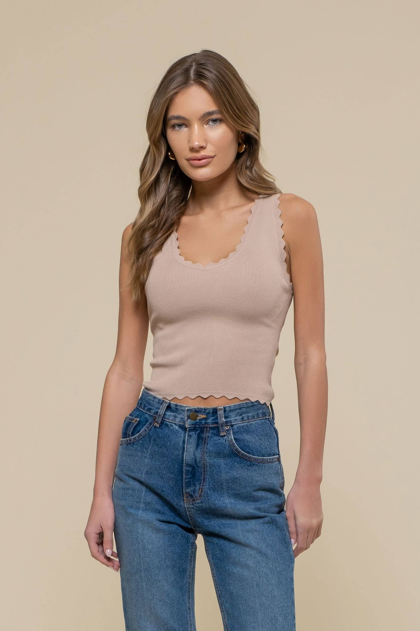 SCALLOP EDGE SLEEVELESS SWEATER KNIT CROP TOP: BROWN