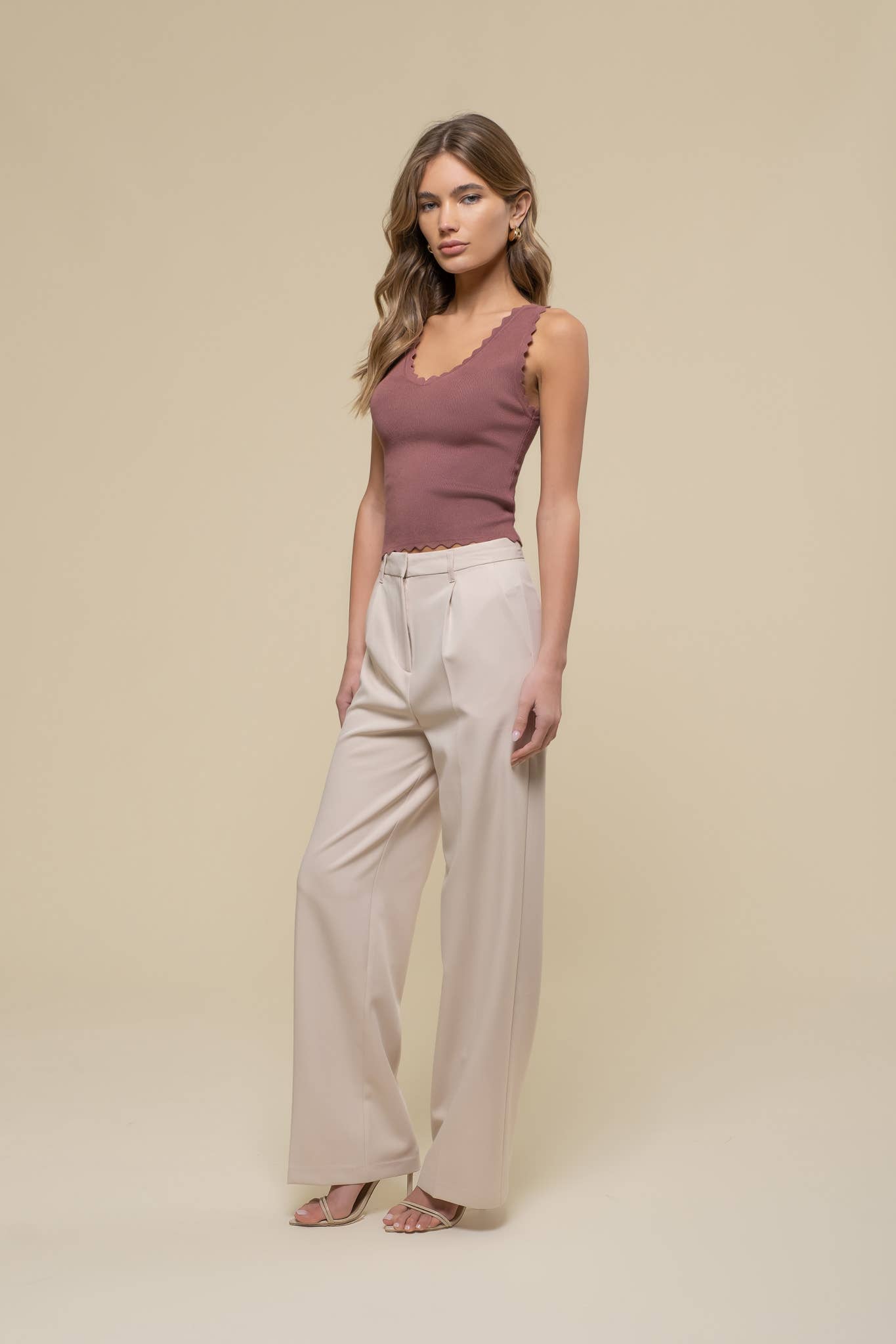 SCALLOP EDGE SLEEVELESS SWEATER KNIT CROP TOP: BROWN