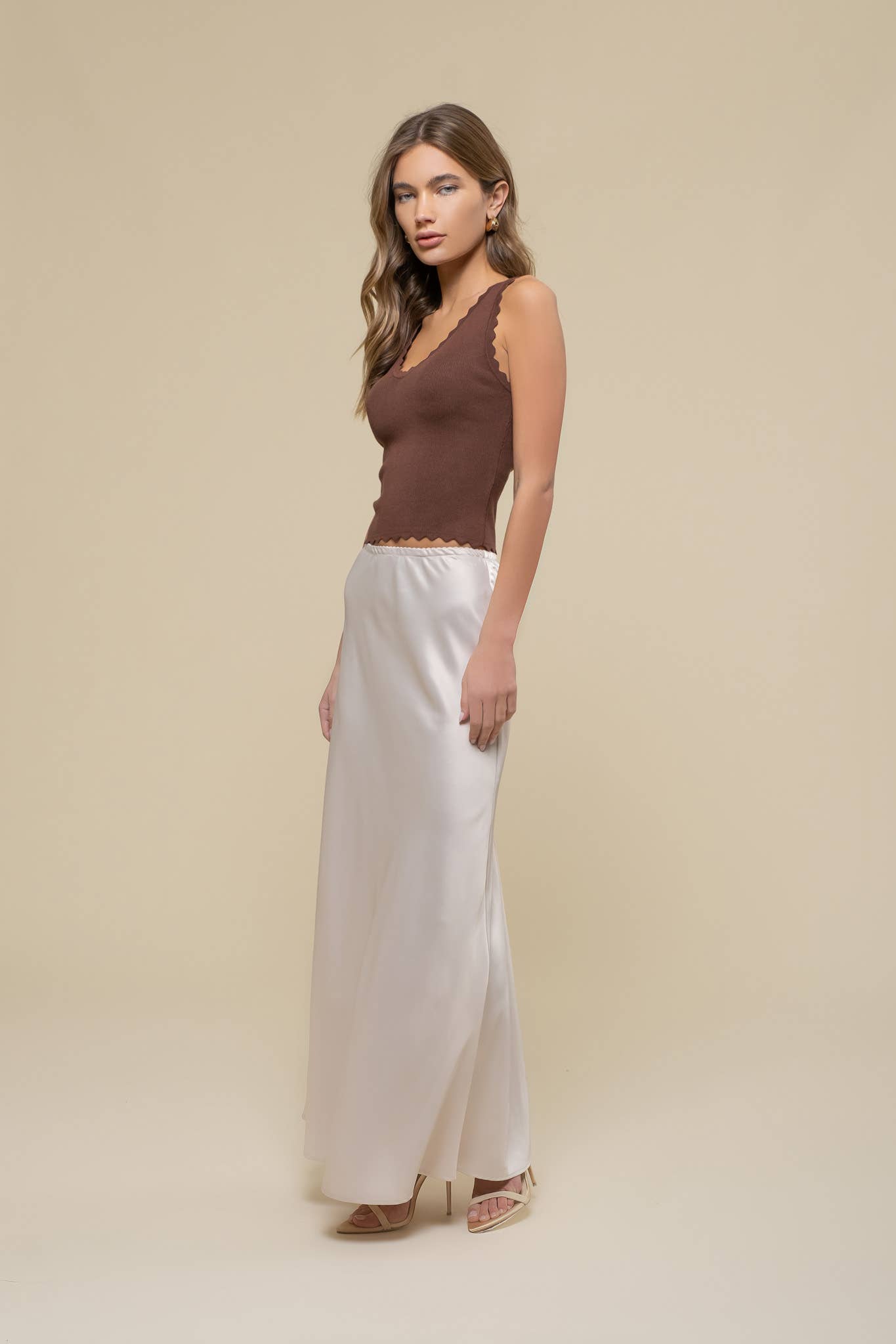 SCALLOP EDGE SLEEVELESS SWEATER KNIT CROP TOP: BROWN