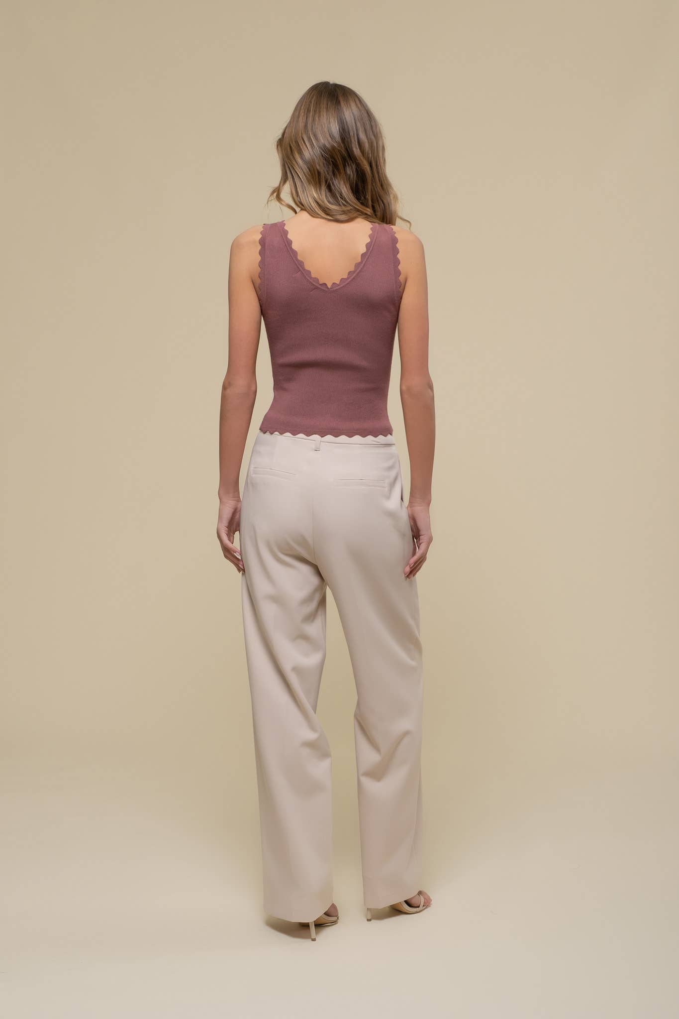 SCALLOP EDGE SLEEVELESS SWEATER KNIT CROP TOP: BROWN