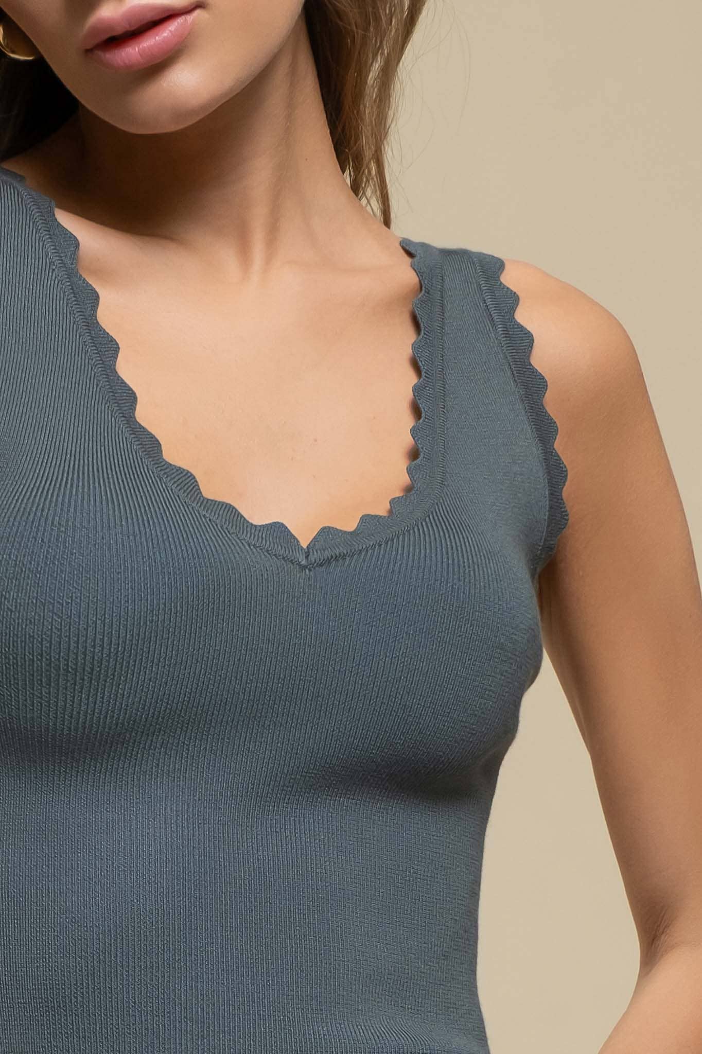 SCALLOP EDGE SLEEVELESS SWEATER KNIT CROP TOP: BROWN