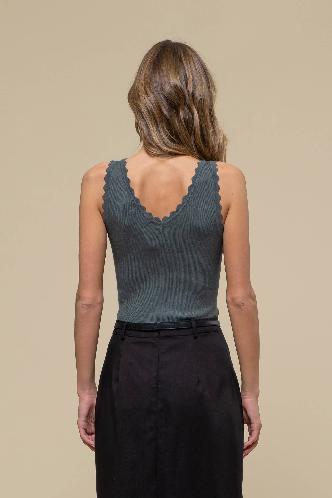 SCALLOP EDGE SLEEVELESS SWEATER KNIT CROP TOP: BROWN