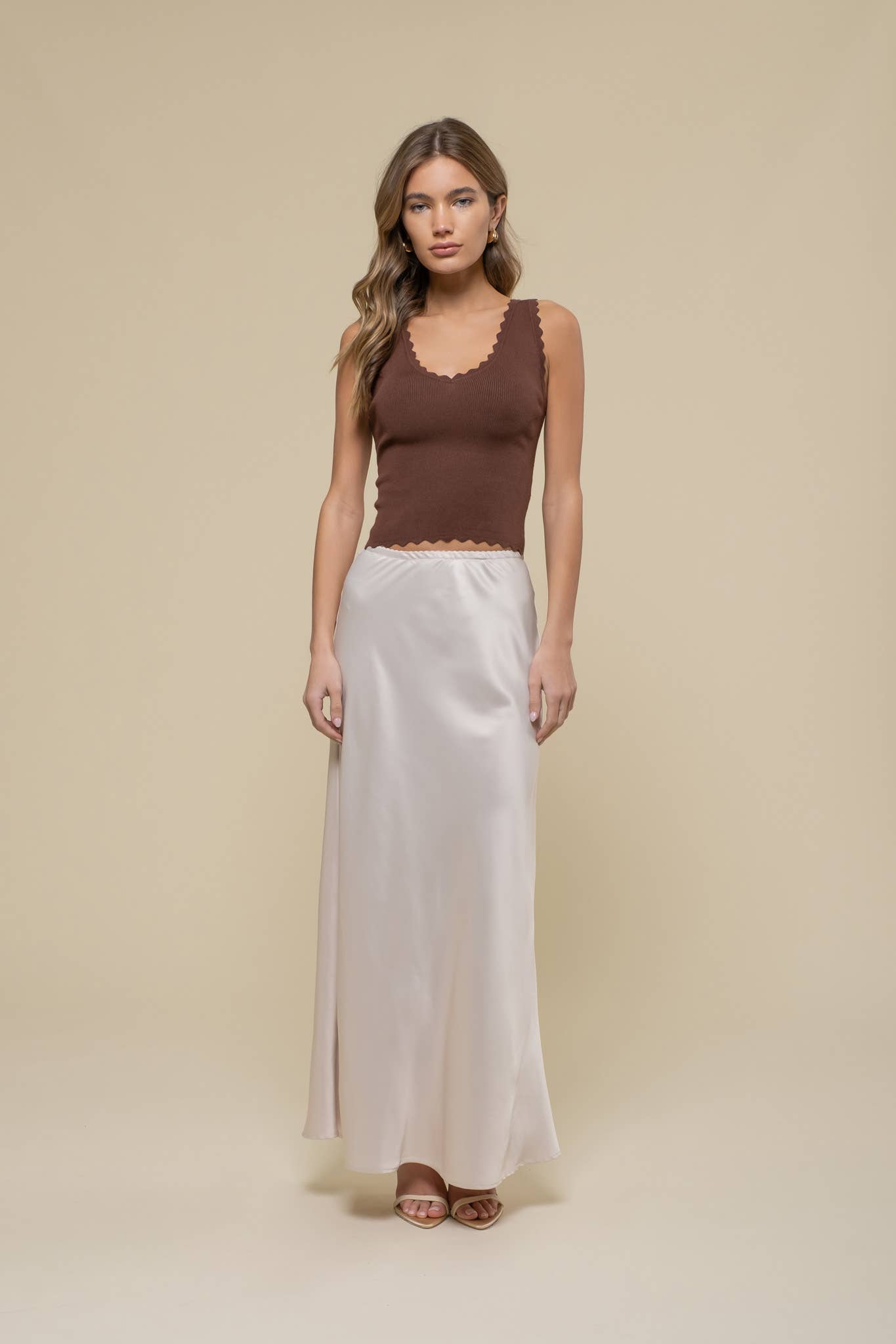 SCALLOP EDGE SLEEVELESS SWEATER KNIT CROP TOP: BROWN