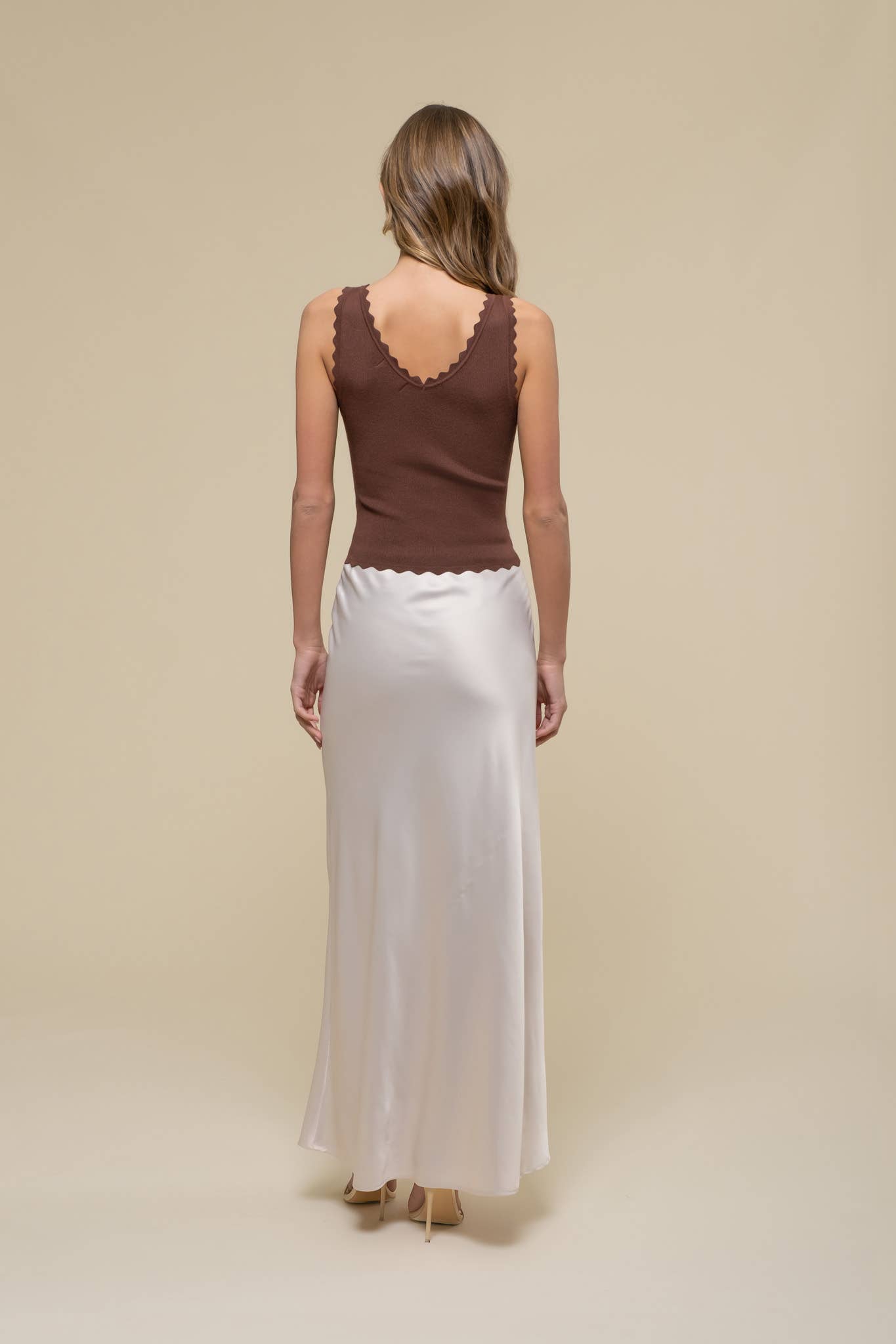 SCALLOP EDGE SLEEVELESS SWEATER KNIT CROP TOP: BROWN