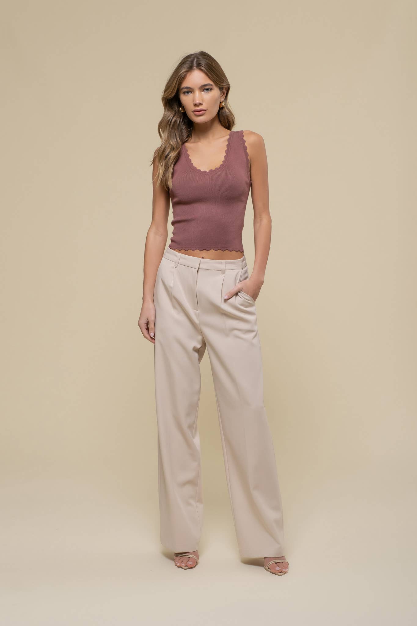 SCALLOP EDGE SLEEVELESS SWEATER KNIT CROP TOP: BROWN