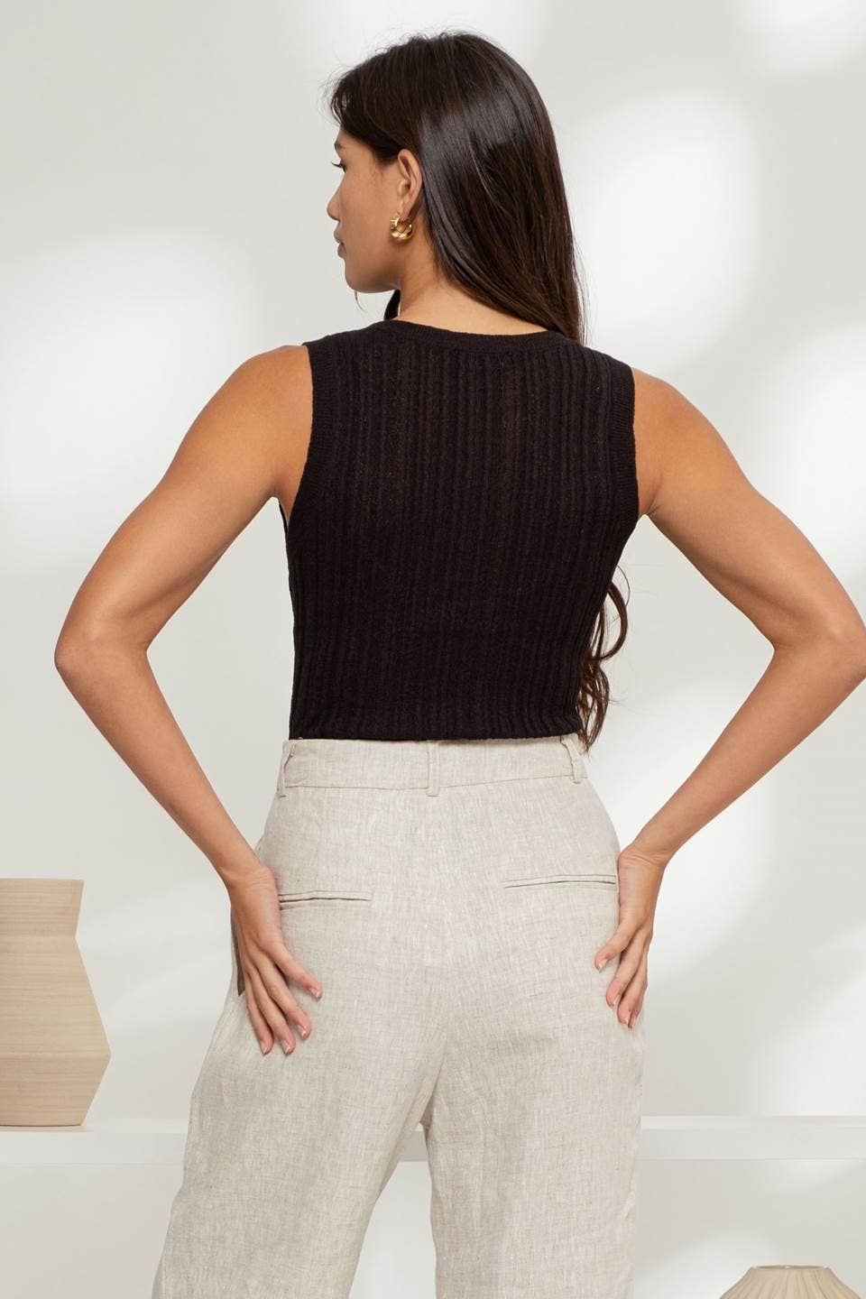 SLEEVELESS ROUND NECK SWEATER KNIT TOP