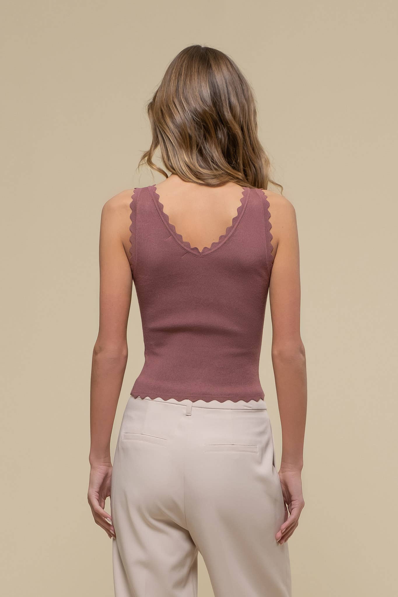 SCALLOP EDGE SLEEVELESS SWEATER KNIT CROP TOP: BROWN