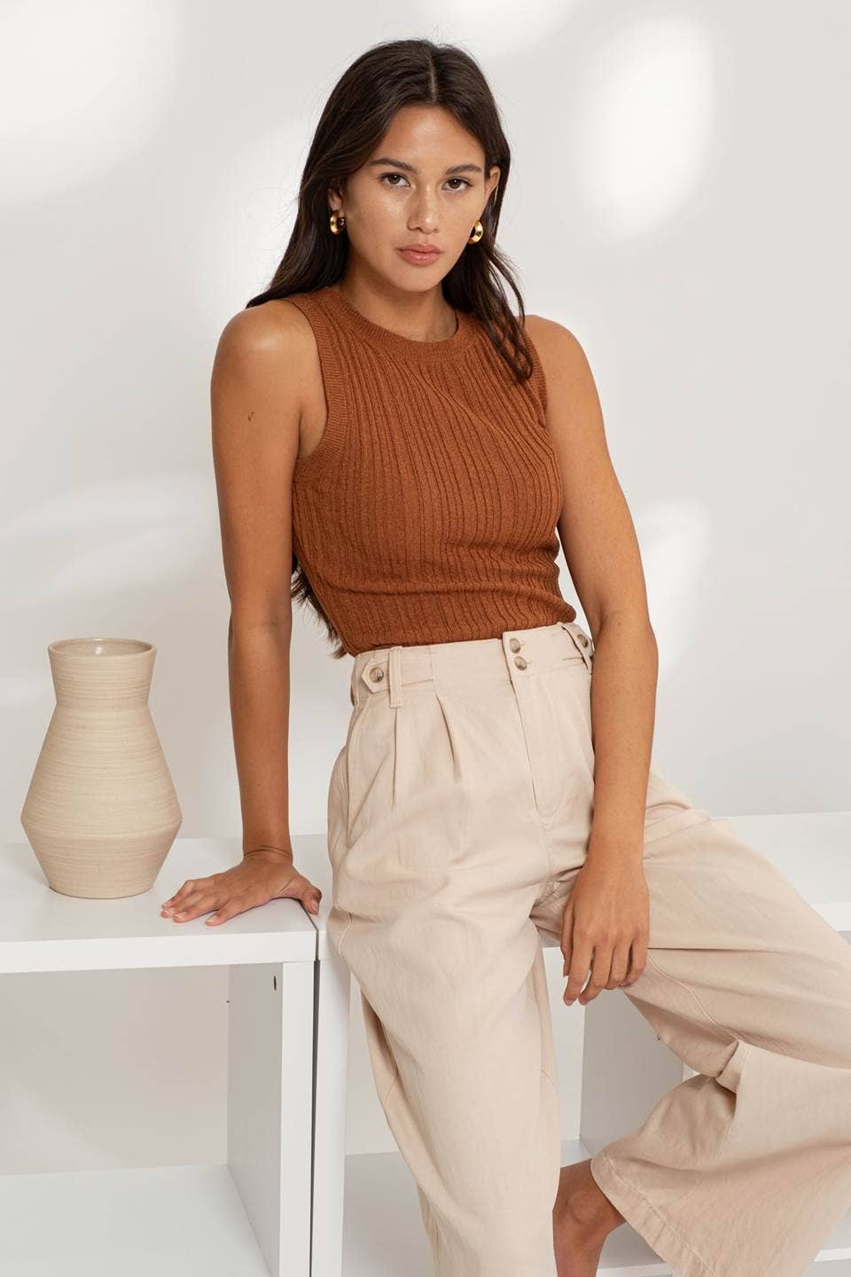 SLEEVELESS ROUND NECK SWEATER KNIT TOP