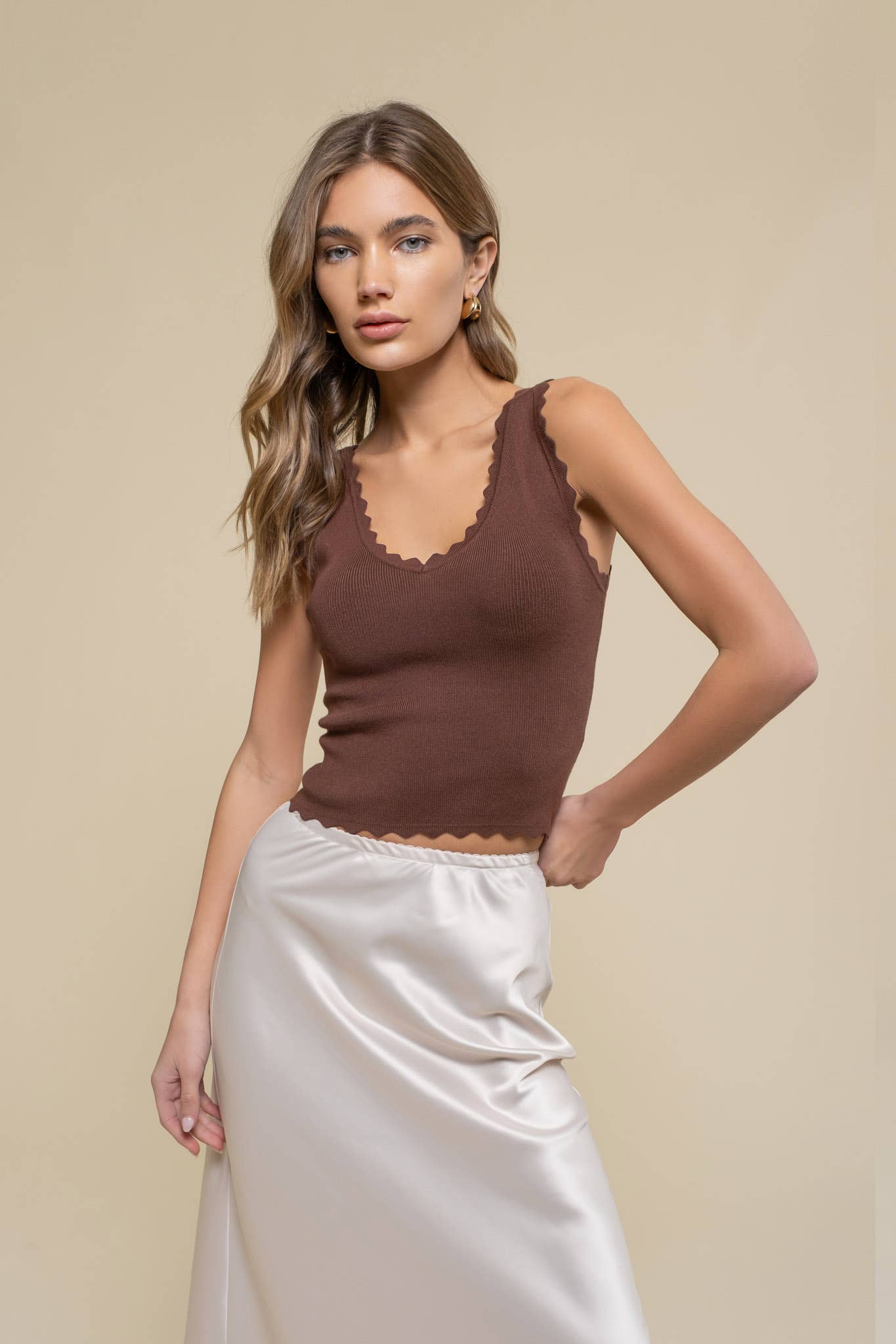 SCALLOP EDGE SLEEVELESS SWEATER KNIT CROP TOP: BROWN